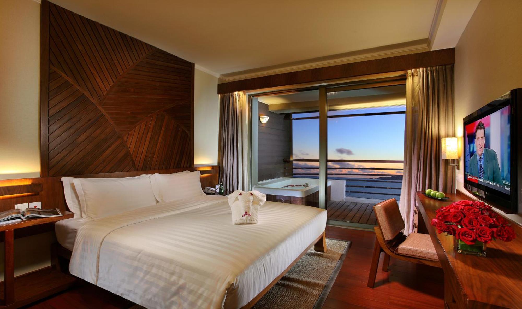 Pullman Oceanview Sanya Bay Resort & Spa Exterior foto